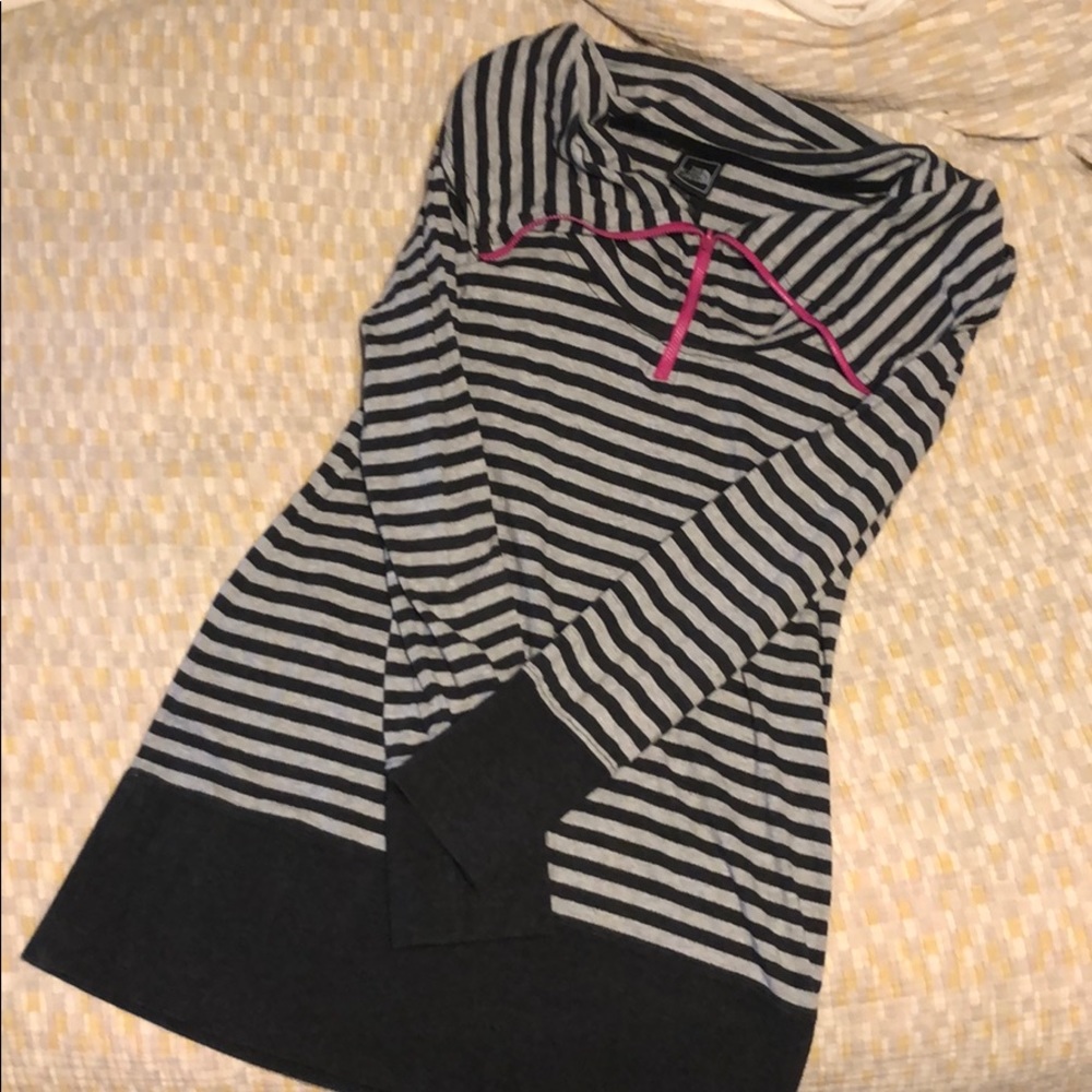 Women’s North Face sweater